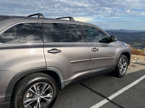Used 2017 Toyota Highlander LE w/ Carpet Mat Package FWD image 1