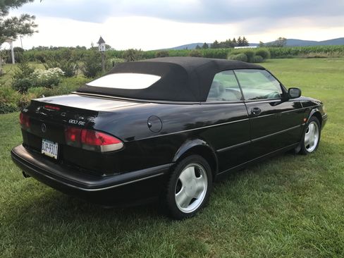 Used 1995 Saab 900 SE image 1