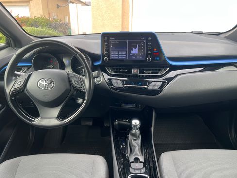 Used 2019 Toyota C-HR XLE FWD image 4