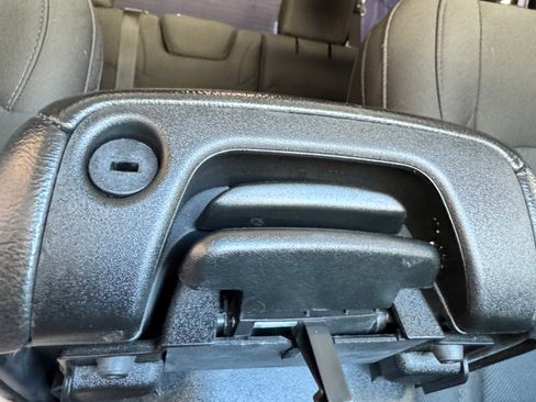 Used 2018 Jeep Wrangler Unlimited Sport S image 25