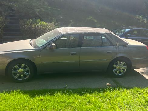 Used 2006 Cadillac DTS w/ Trunk Convenience Package image 6