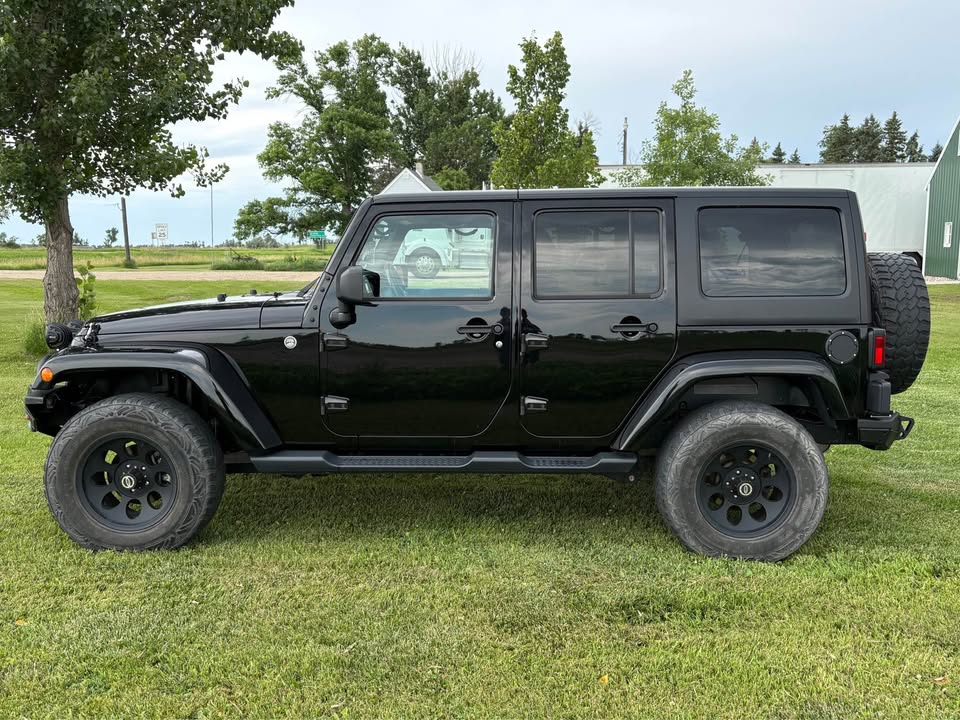 Used 2015 Jeep Wrangler Unlimited Sahara w/ Connectivity Group AWD/4WD image 2