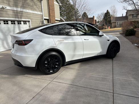 Used 2022 Tesla Model Y Long Range image 9