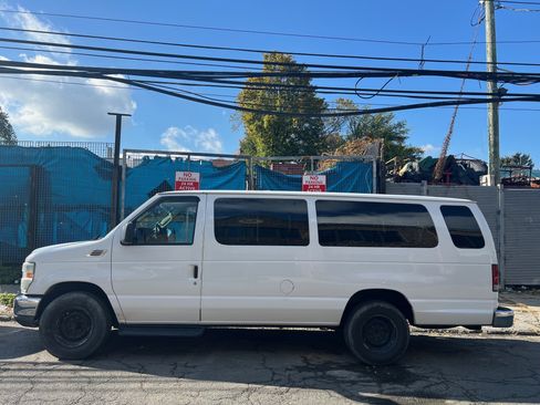 Used 2014 Ford E-350 and Econoline 350 XLT image 2