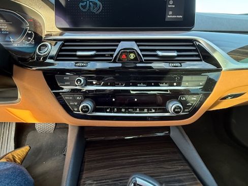 Used 2021 BMW 530e w/ Premium Package image 19