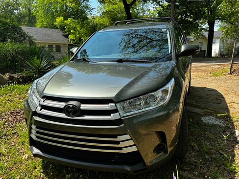 Used 2019 Toyota Highlander LE image 1