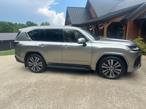 Used 2024 Lexus LX 600 4WD w/ Luxury Package image 5