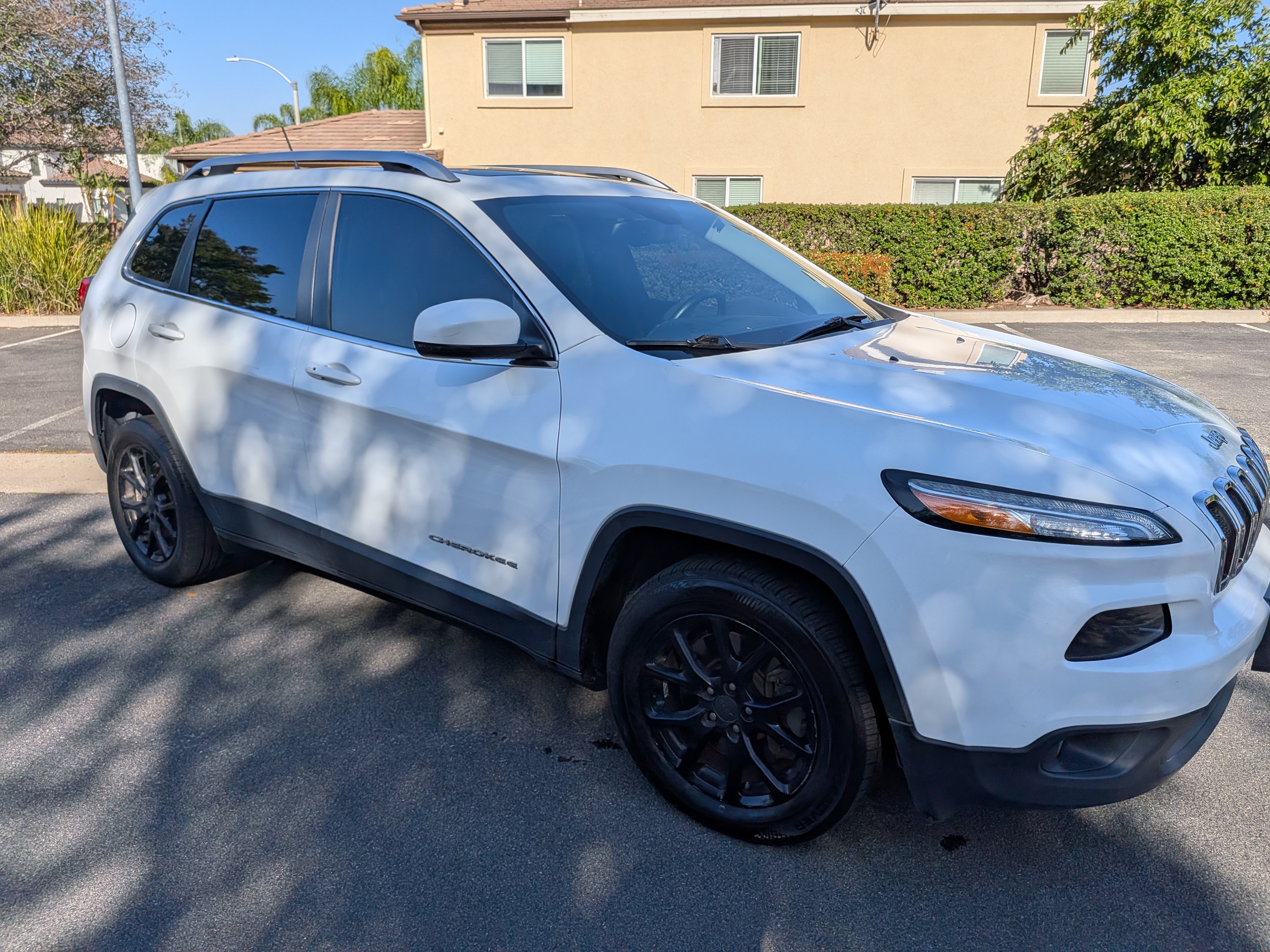 Used 2016 Jeep Cherokee Latitude w/ Comfort/Convenience Group FWD image 1