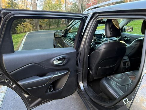 Used 2019 Jeep Cherokee Limited image 17