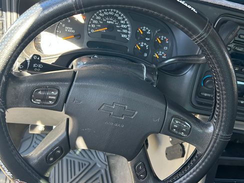 Used 2005 Chevrolet Silverado 2500 LT w/ Heavy-Duty Power Package image 14