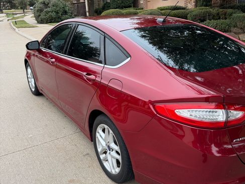 Used 2015 Ford Fusion SE image 4