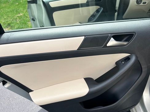 Used 2011 Volkswagen Jetta SE image 9