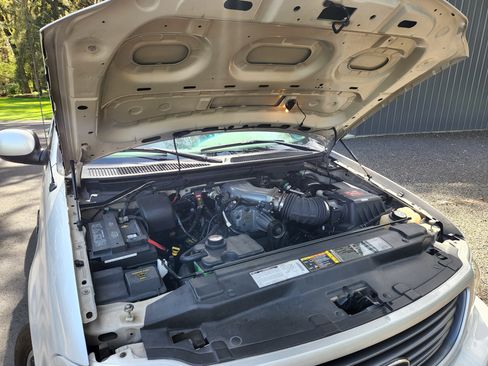 Used 2001 Ford F150 Lightning image 2