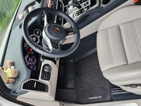 Used 2023 Porsche Cayenne Platinum Edition image 13