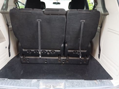 Used 2013 Dodge Grand Caravan SXT w/ UConnect Hands-Free Group FWD image 8