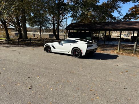 Used 2015 Chevrolet Corvette Z06 w/ 3LZ Preferred Equipment Group image 4