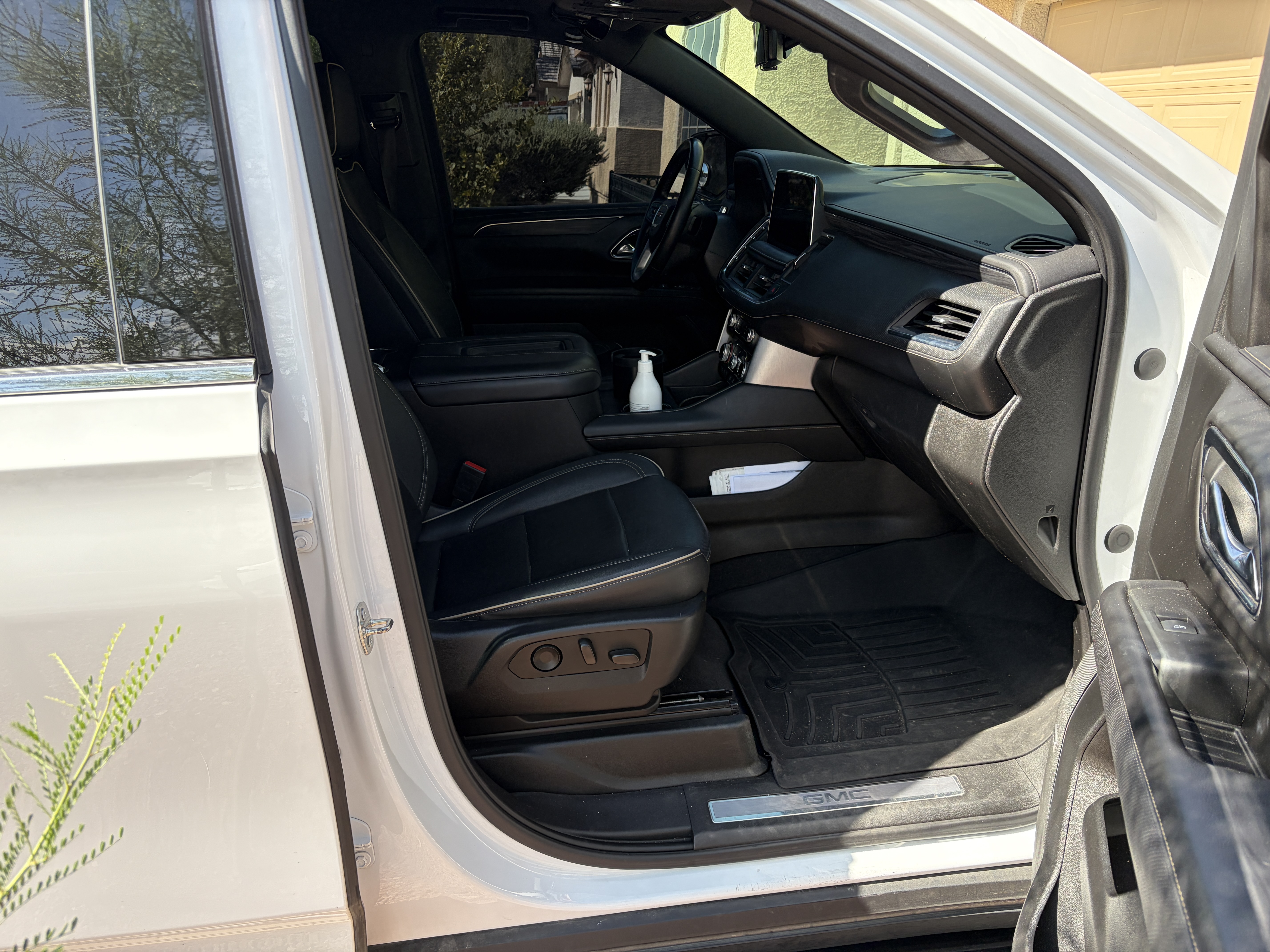 Used 2023 GMC Yukon SLT AWD/4WD image 13