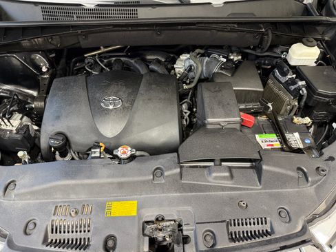 Used 2019 Toyota Highlander LE FWD image 6