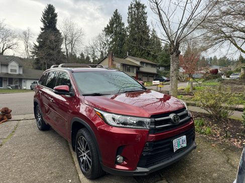 Used 2018 Toyota Highlander SE image 2