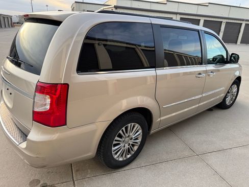 Used 2013 Chrysler Town & Country Touring-L w/ Driver Convenience Group image 19