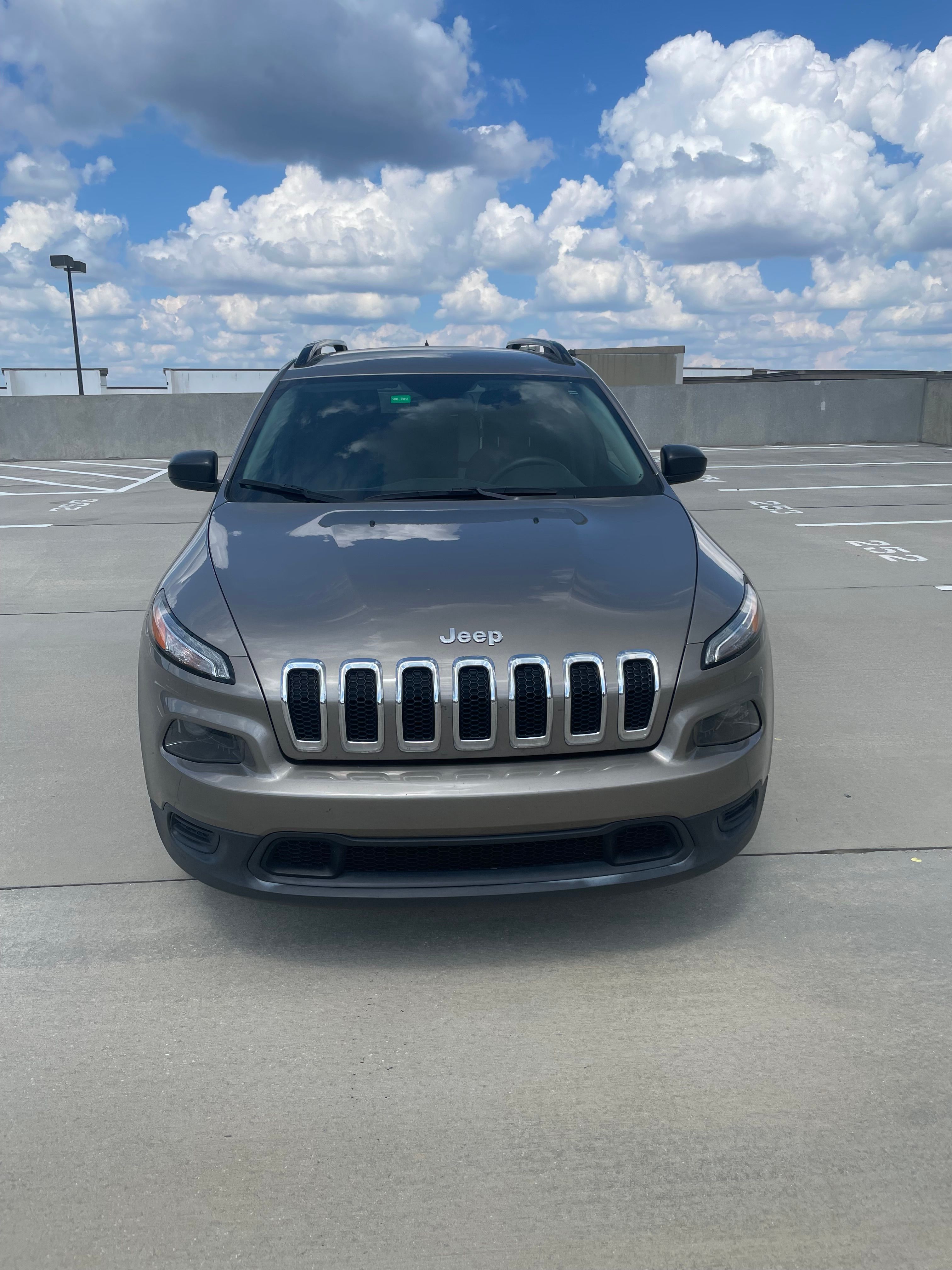 Used 2017 Jeep Cherokee Sport FWD image 2