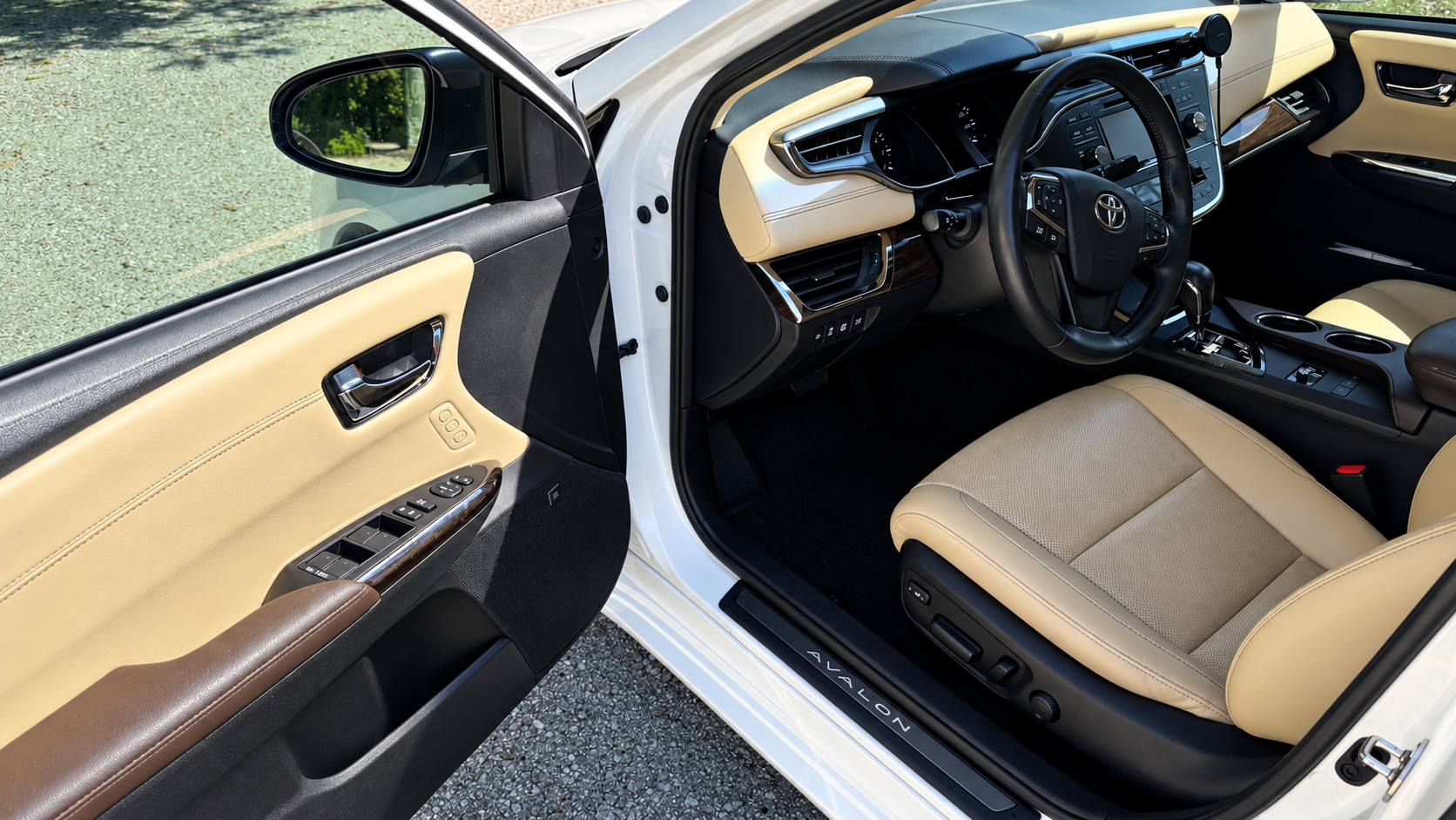 Used 2015 Toyota Avalon Limited FWD image 11