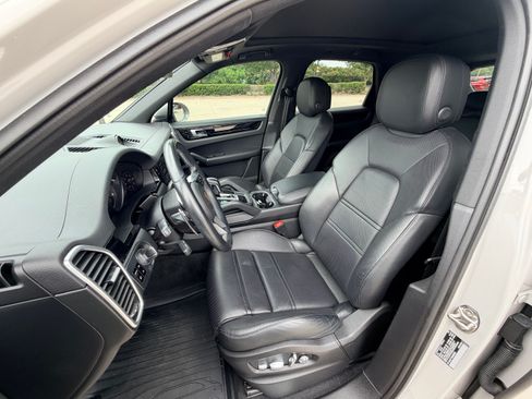 Used 2021 Porsche Cayenne AWD/4WD image 17