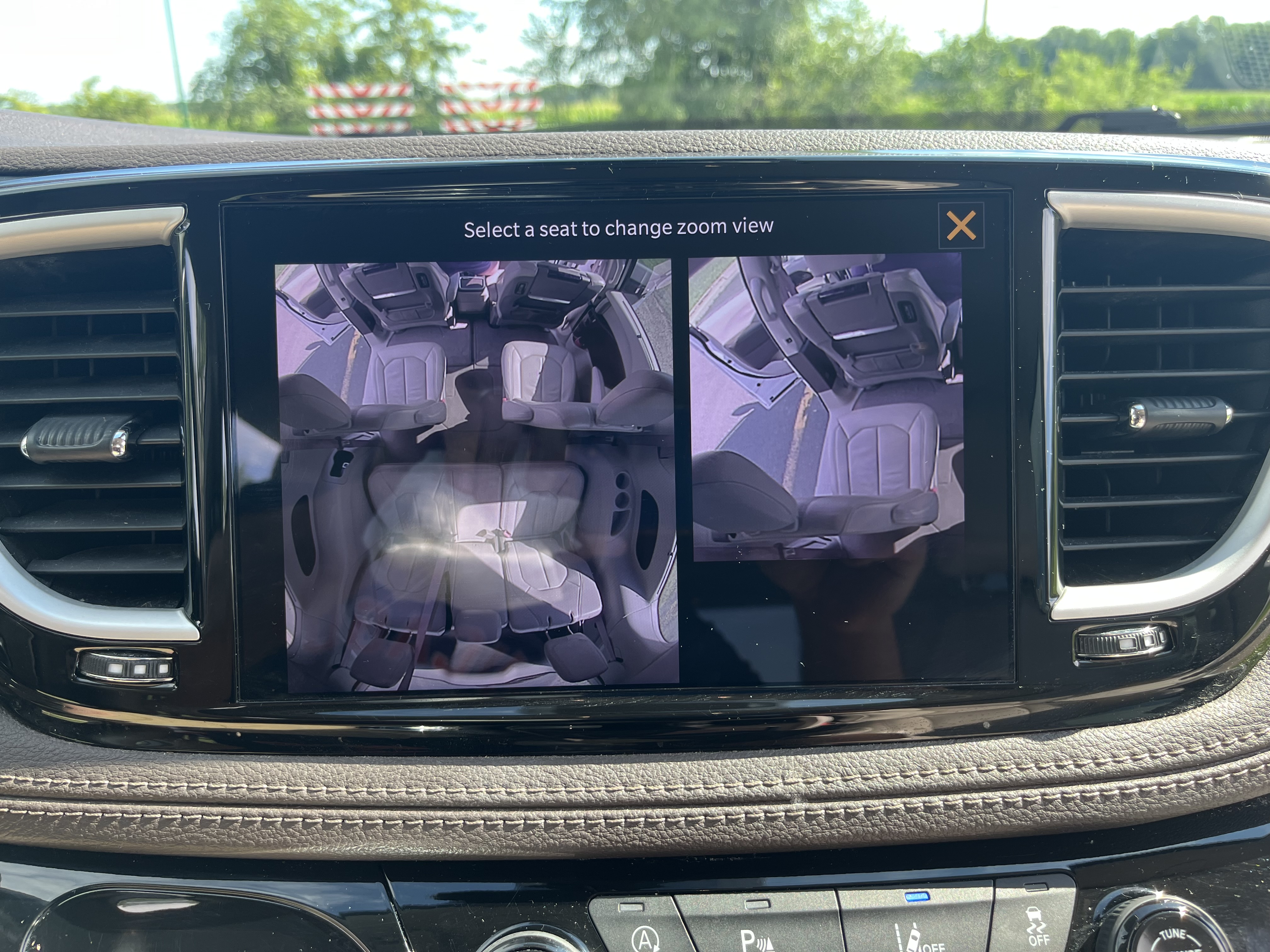 Used 2021 Chrysler Pacifica Touring-L w/ Uconnect Theater Family Group AWD/4WD image 6