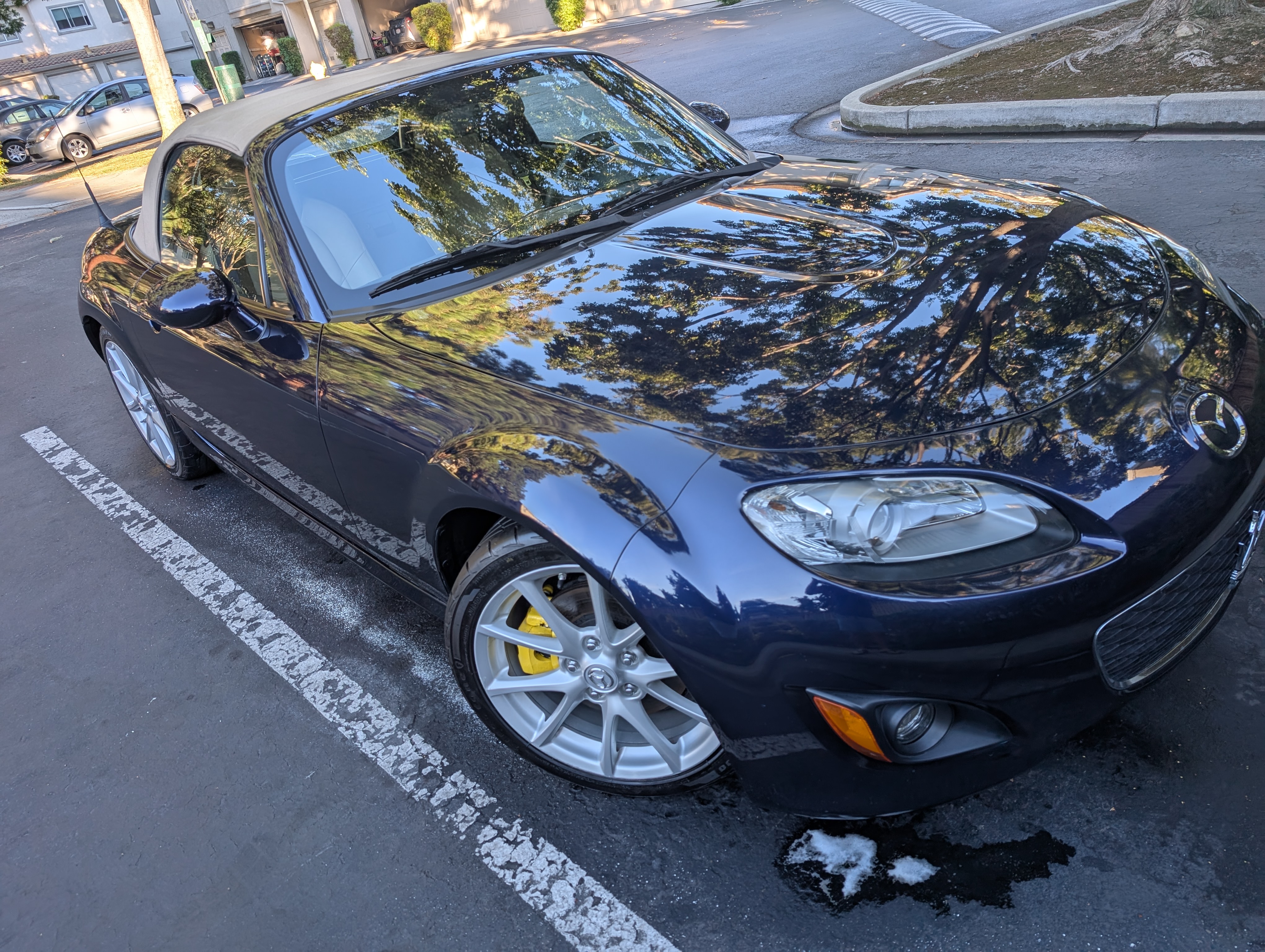 Used 2012 MAZDA MX-5 Miata Grand Touring w/ Premium Pkg RWD image 1