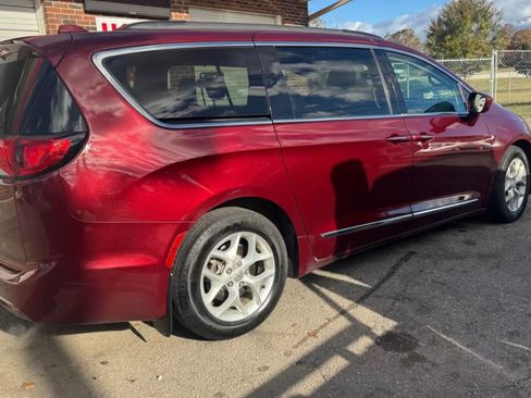 Used 2017 Chrysler Pacifica Touring-L image 2