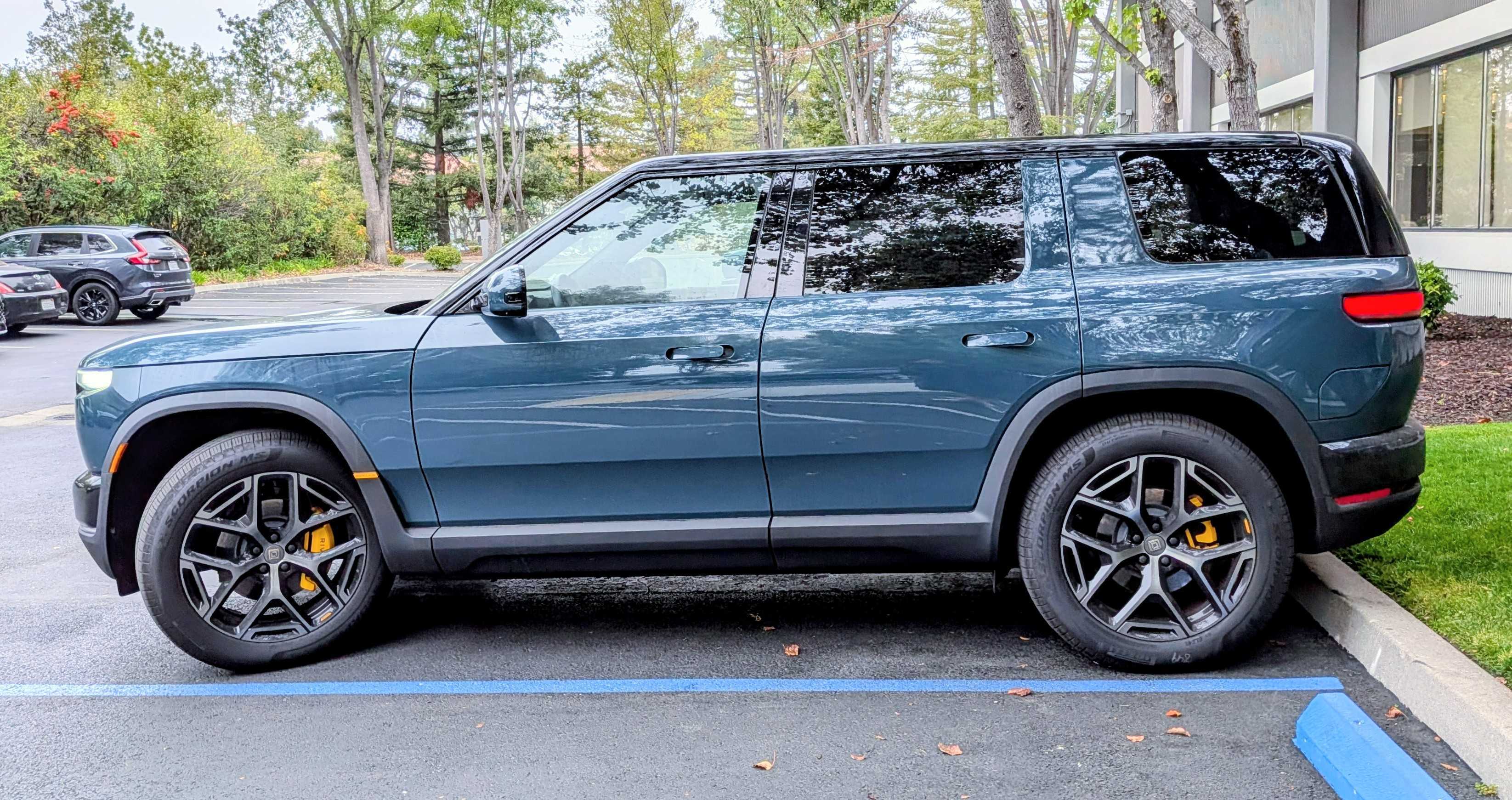 Used 2027 Rivian R2 Performance Dual AWD/4WD image 2