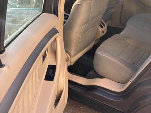 Used 2014 Ford Taurus SE image 10