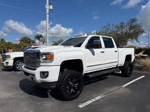 Used 2019 GMC Sierra 2500 Denali w/ Duramax Plus Package image 4