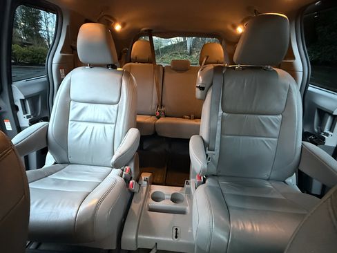 Used 2016 Toyota Sienna XLE Premium image 22