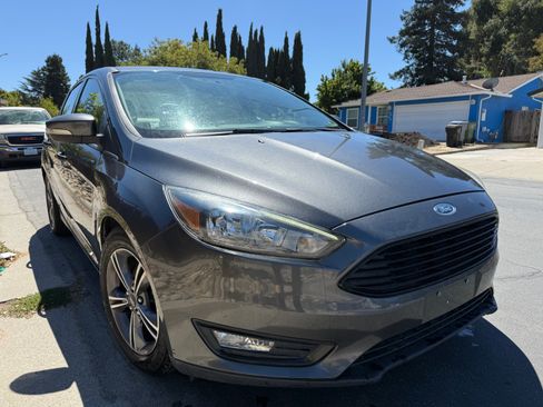 Used 2017 Ford Focus SE image 2
