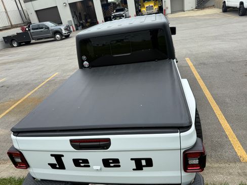 Used 2021 Jeep Gladiator Sport AWD/4WD image 9