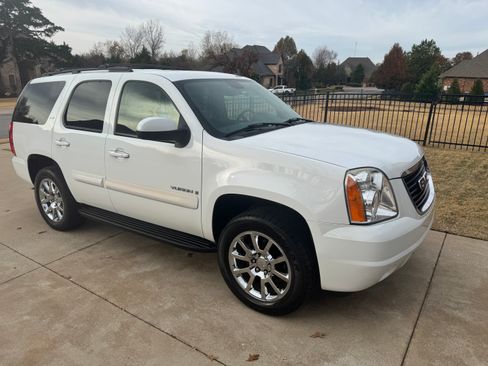 Used 2007 GMC Yukon SLT w/ SLT Preferred Equipment Group image 1