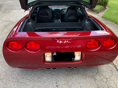 Used 2004 Chevrolet Corvette Coupe w/ Roof Package RWD image 12