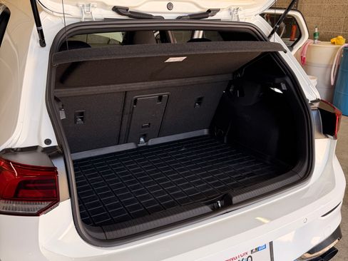 Used 2023 Volkswagen Golf R image 9