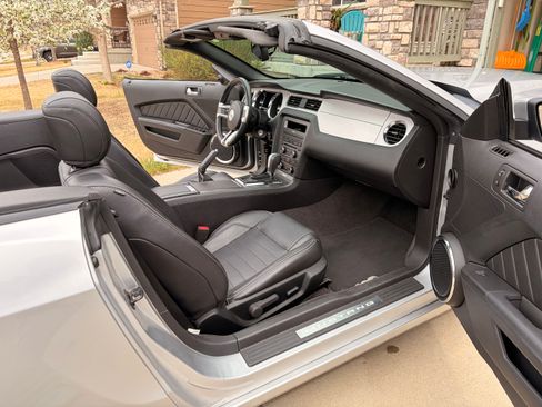 Used 2013 Ford Mustang Premium image 8