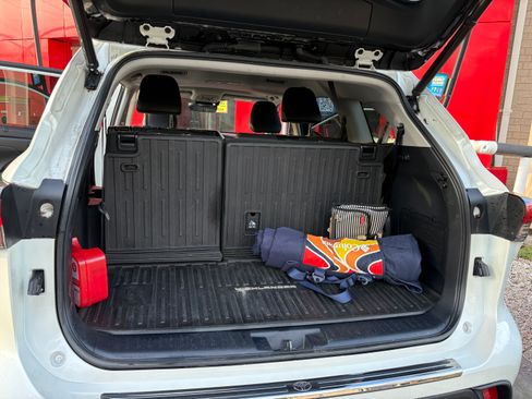 Used 2020 Toyota Highlander XLE image 8