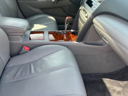 Used 2010 Toyota Camry XLE image 4