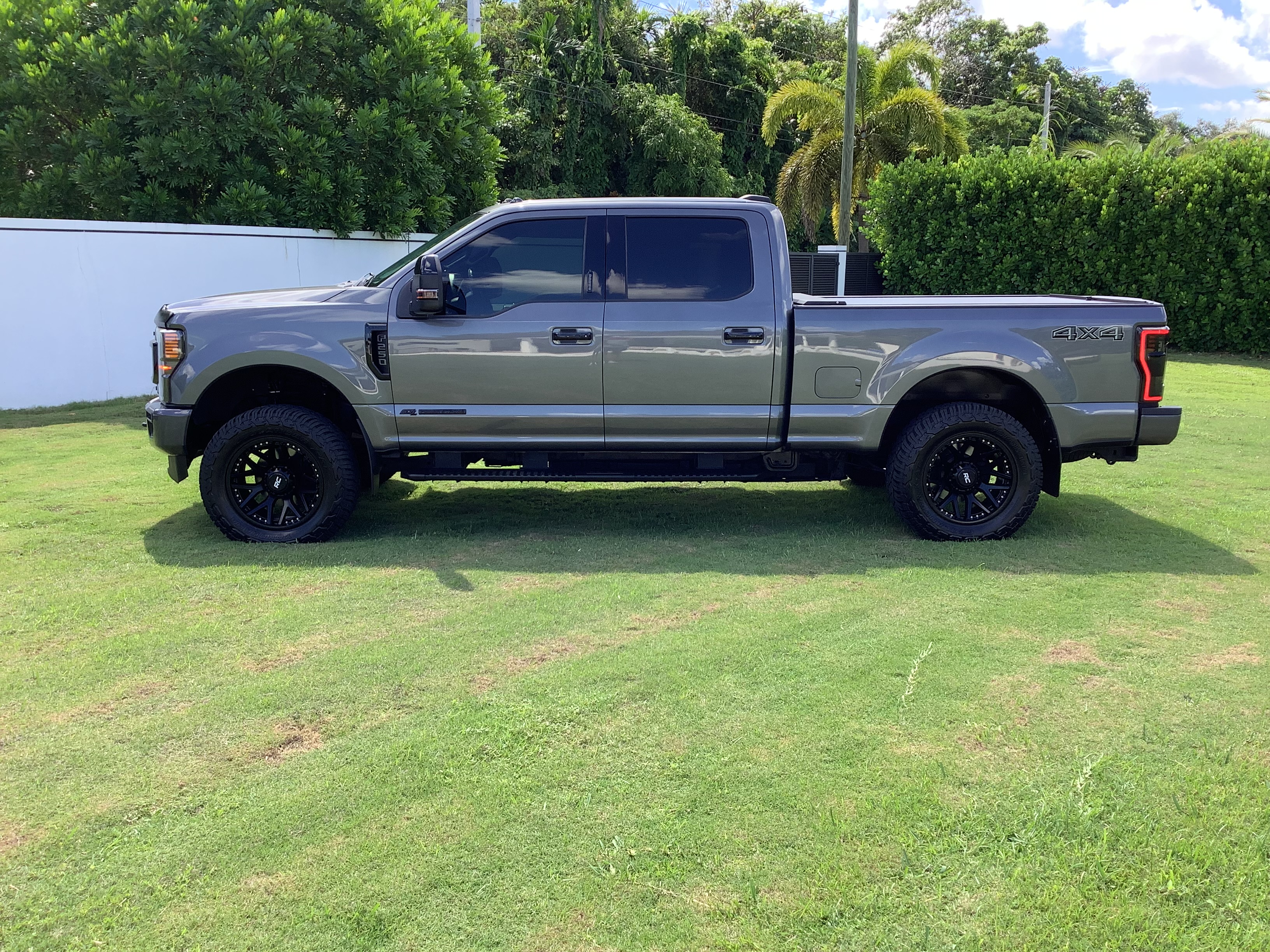 Used 2022 Ford F250 Lariat w/ Black Appearance Package AWD/4WD image 11