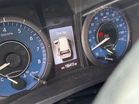 Used 2015 Toyota Sienna XLE image 9