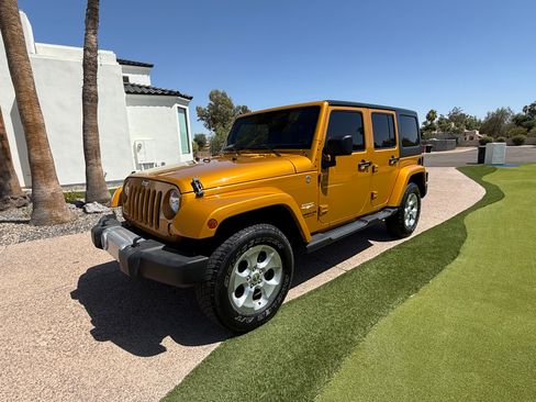 Used 2014 Jeep Wrangler Unlimited Sahara w/ Connectivity Group AWD/4WD image 6