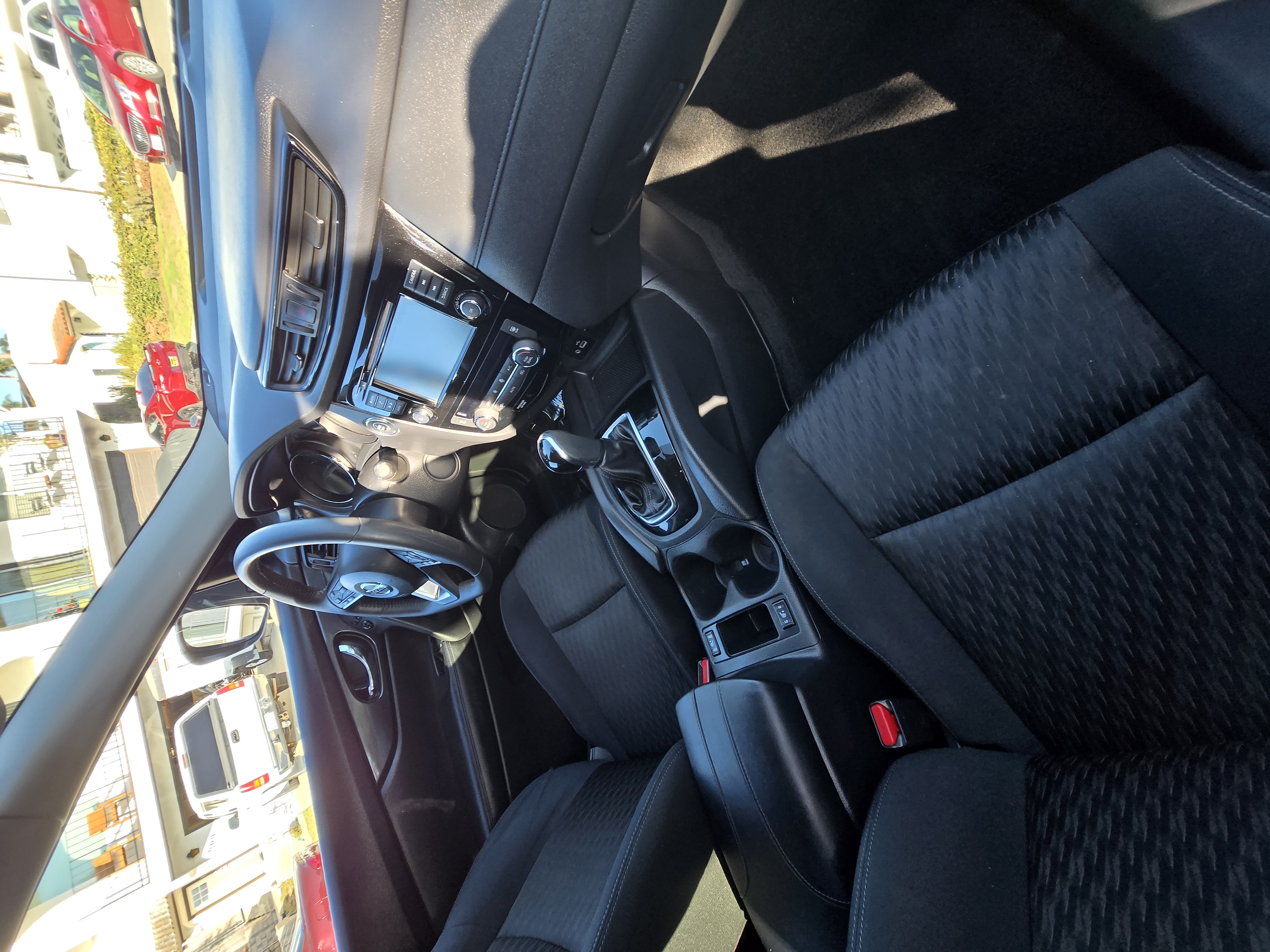Used 2018 Nissan Rogue SV FWD image 1