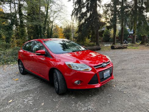 Used 2014 Ford Focus SE w/ SE Sport Package image 9