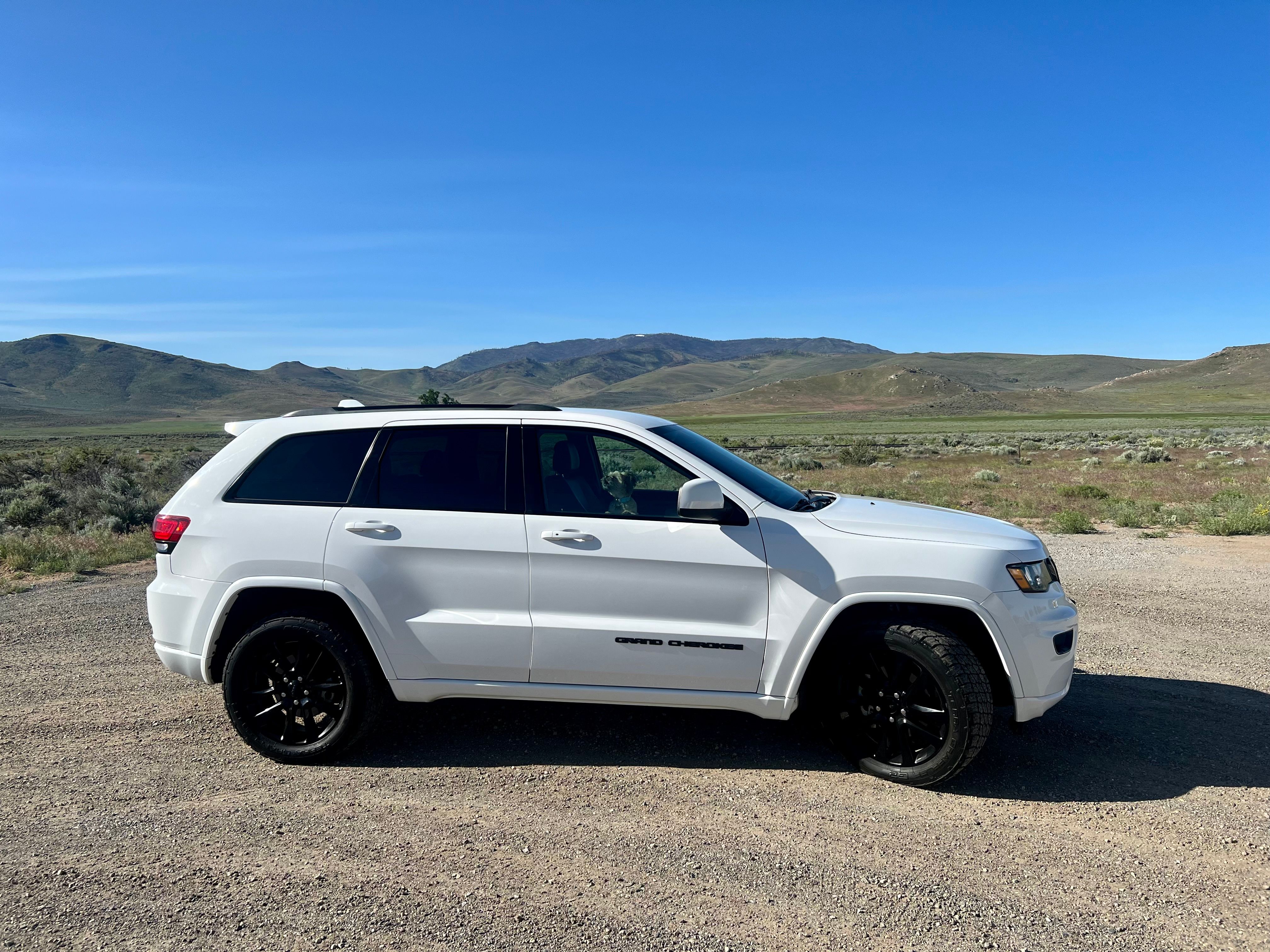 Used 2018 Jeep Grand Cherokee Altitude RWD image 1