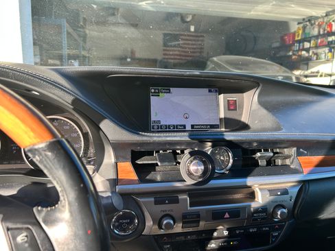 Used 2015 Lexus ES 300h image 10