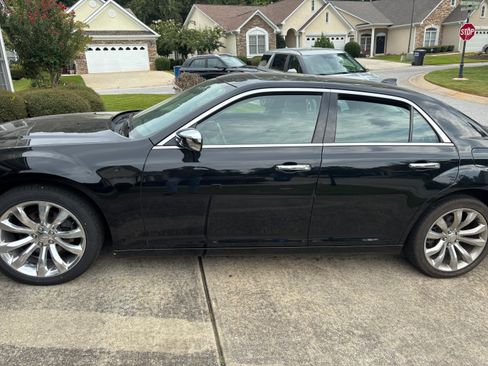 Used 2020 Chrysler 300 Limited RWD image 2